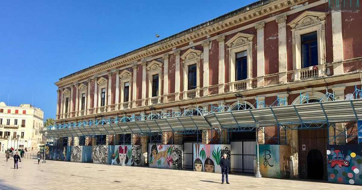 Bari, tra "sfratti" e sogni la storia dell'ex mercato del pesce: il palazzo senza pace